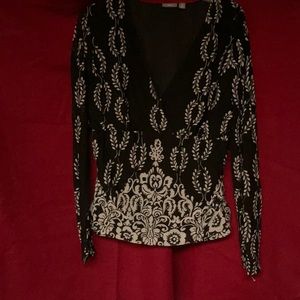 I’m a sellin a black blouse.